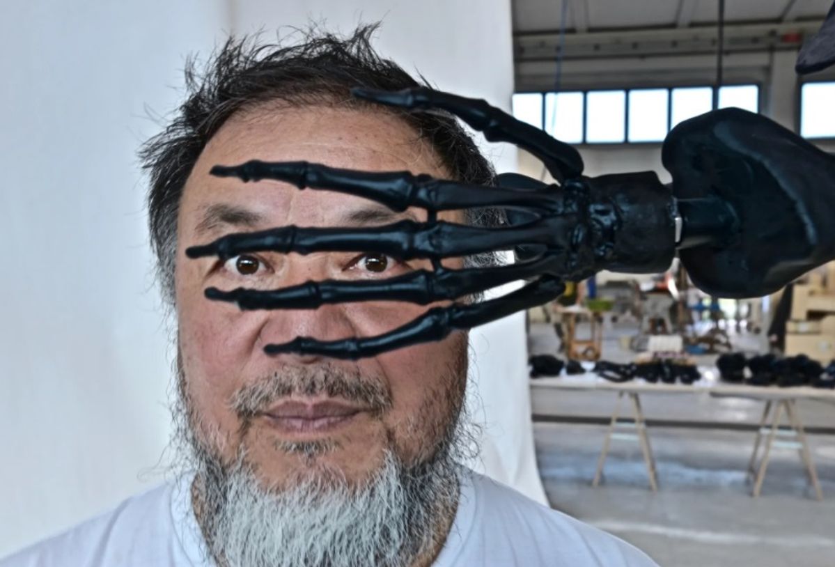 דיוקן איי ווייוויי עם חלק מהפסל שלו, הקומדיה האנושית.

צילום: אדוארד סמית'