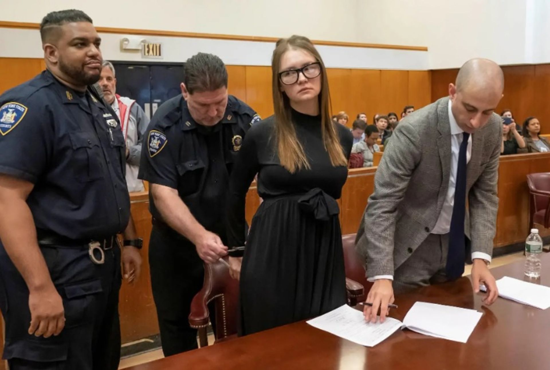 אנה סורוקין במהלך גזר הדין שלה בבית המשפט במנהטן ב-9 במאי 2019.

צילום: סטיבן הירש/פול דרך רויטרס