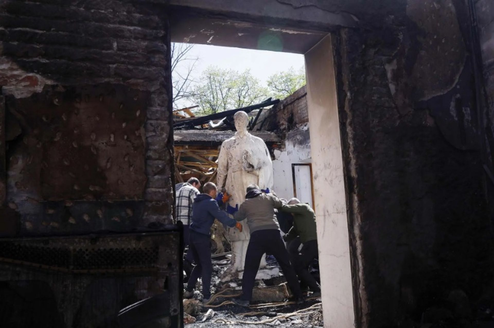 עובדים מסירים פסל ממוזיאון הזיכרון הספרותי Hryhoriy Skovoroda, ליד חרקוב, בעקבות הפצצה רוסית. מורשת אוקראינה ספגה נזק קטסטרופלי במהלך הפלישה הרוסית

ריקרדו מוראס/רויטרס