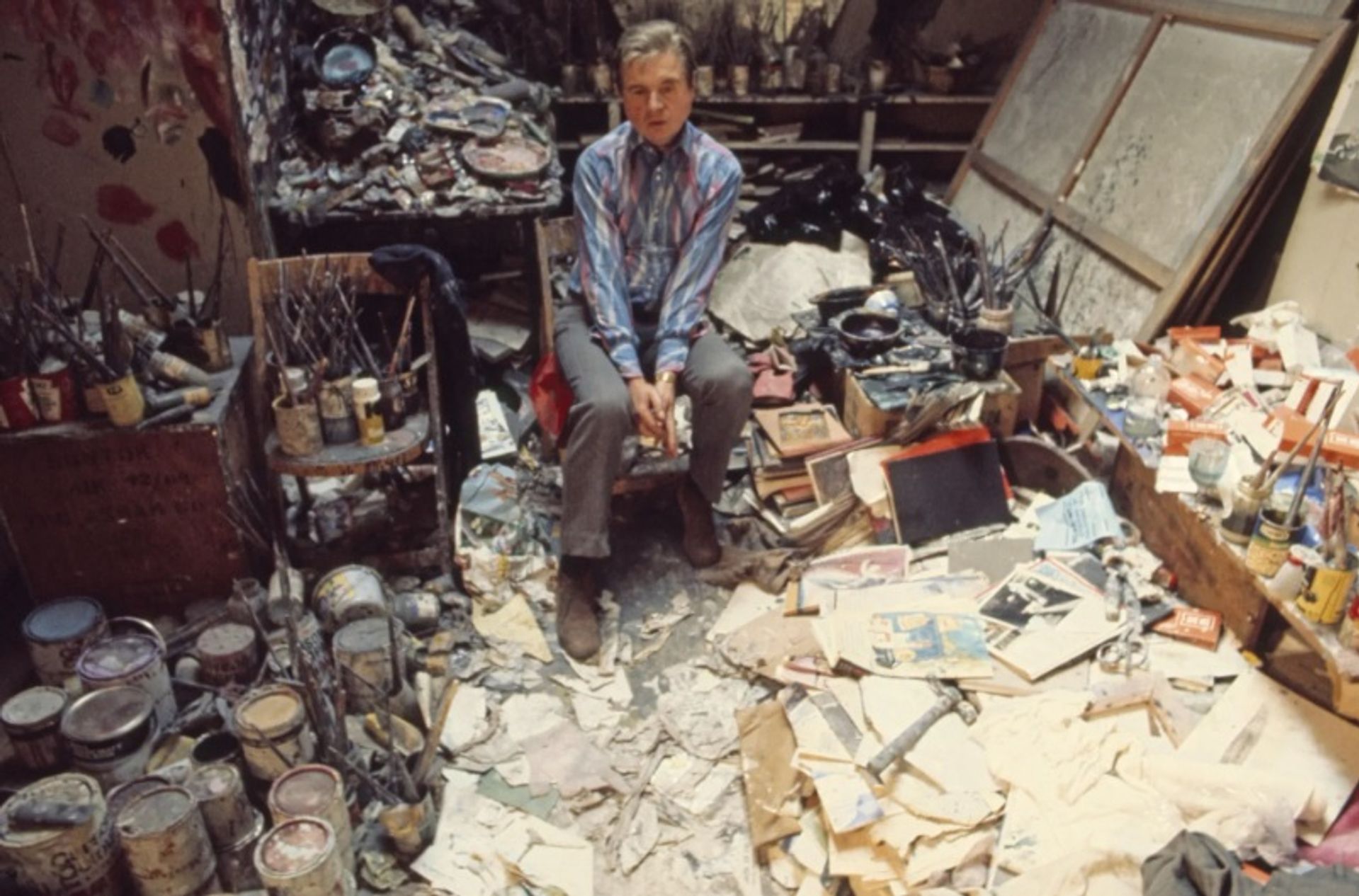 פרנסיס בייקון בסטודיו שלו בלונדון ב-1974

צילום: מיכאל הולץ; תמונה 12 / תמונה מאת Alamy