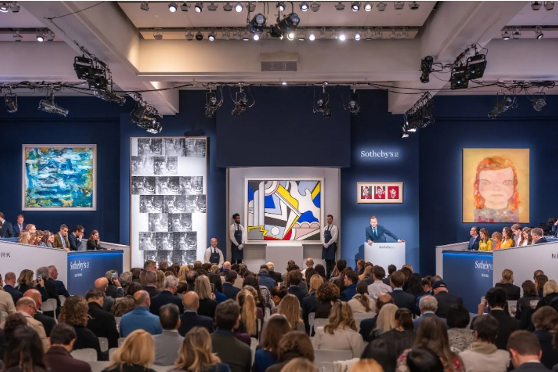 יו"ר "סותבי'ס" אירופה, אוליבר בארקר, מנחה את מכירת ערב אמנות עכשווית, בניו יורק, ב-16 בנובמבר.

© Julian Cassady Photography, באדיבות Sotheby's