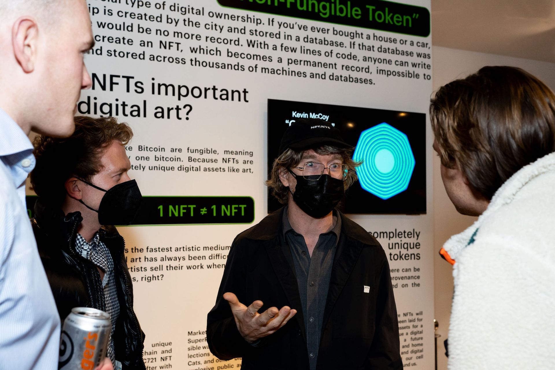 קווין מקוי, יזם של ה-NFT, מדבר בפני מבקרים במוזיאון ה-NFT של סיאטל

© nataworry Photography / מוזיאון NFT של סיאטל
