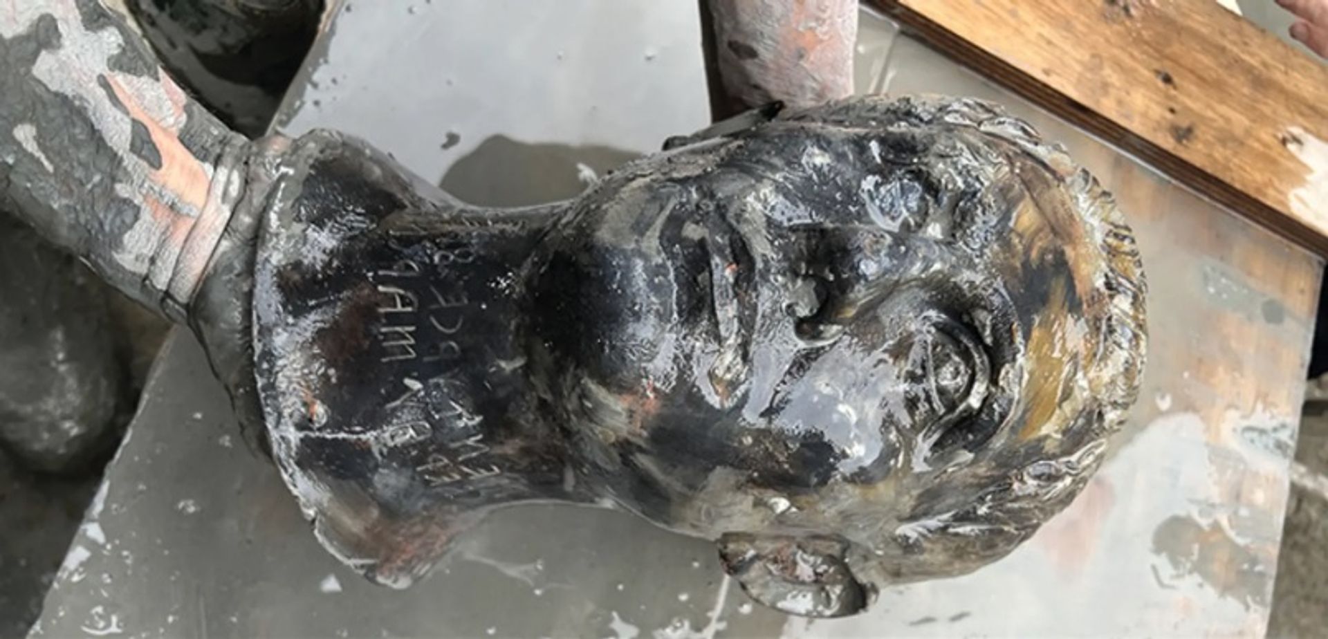 ראש, אחד מכמה פסלים של אברי גוף שנמצאו החפירה

באדיבות משרד התרבות האיטלקי