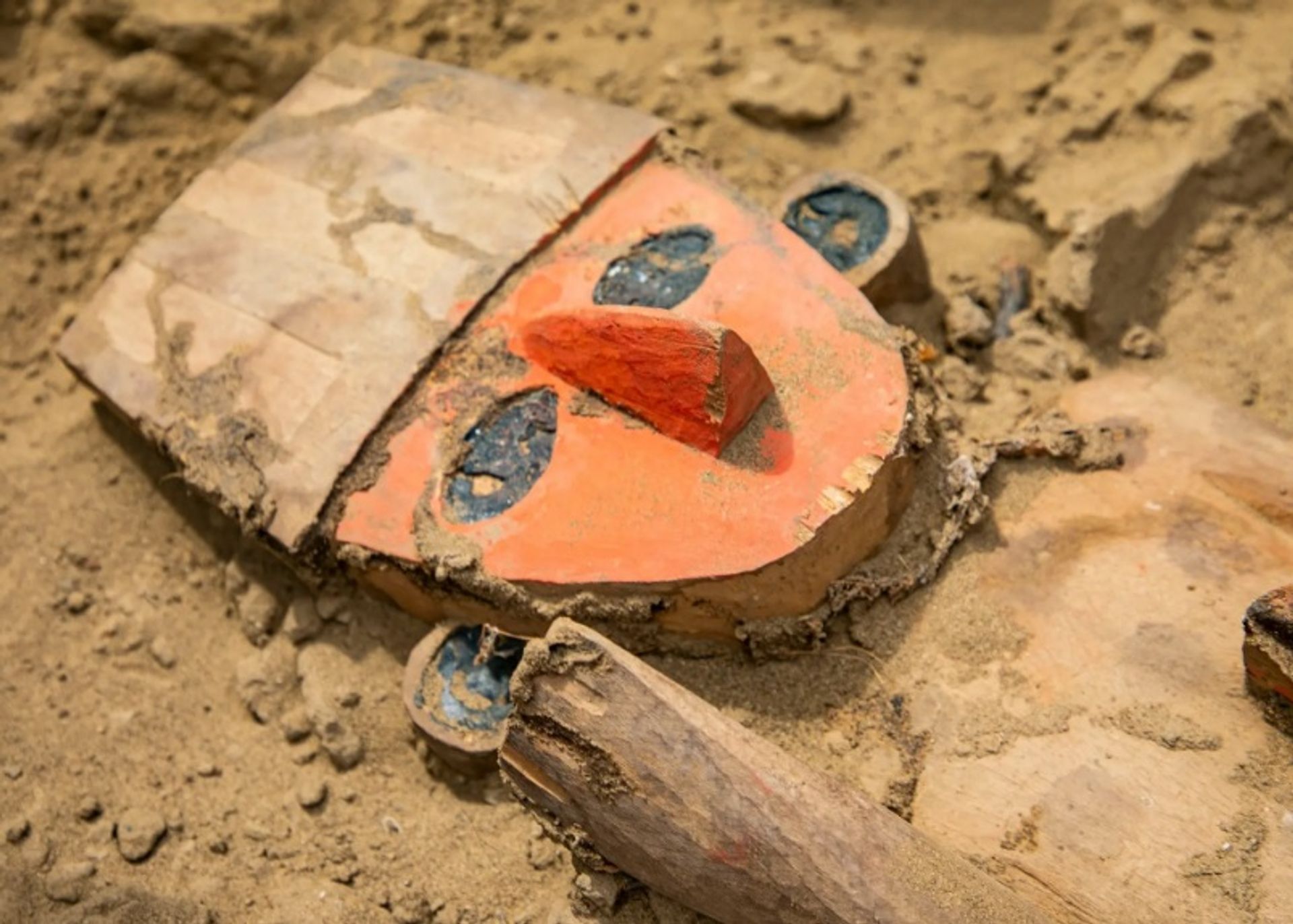 ארכיאולוגים גילו את הפסל לצד זרעי נקטנדרה, סוג שנמצא בקבורות צ'ימו מסביבם של ילדים ובני נוער שהוקרבו לקורבנות

משרד התרבות הפרואני