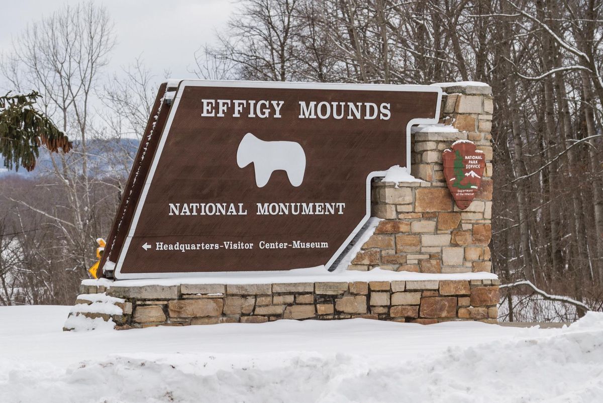 האנדרטה הלאומית של Effigy Mounds ליד Harpers Ferry, איווה

Tony Webster/Flickr Commons