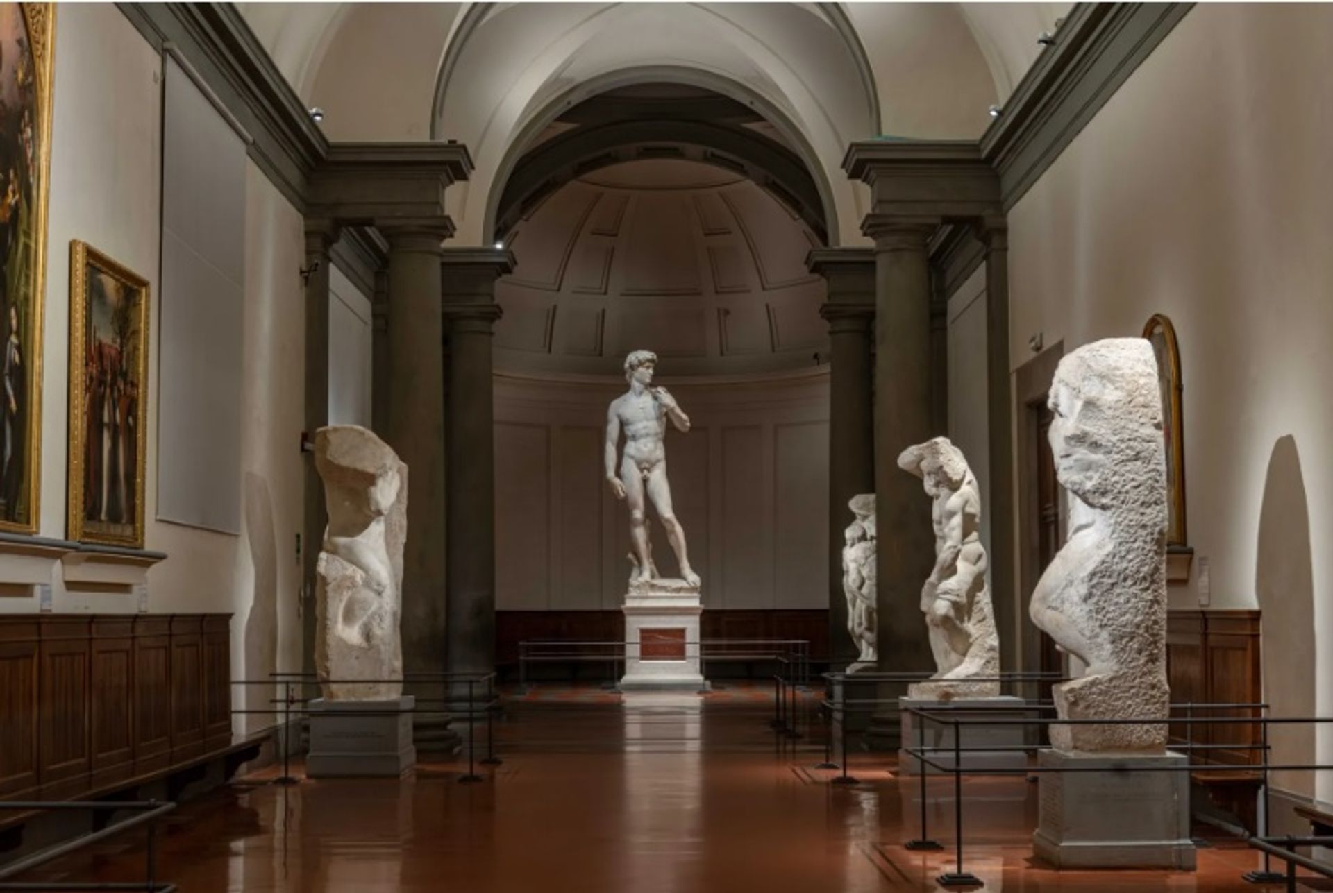 הפסל "דוד" של מיכלאנג'לו קיבל מערכת תאורה חדשה כחלק משיפוץ בן שנתיים במוזיאון "גלריה דל'אקדמיה" בפירנצה

צילום: Guido Cozzi


