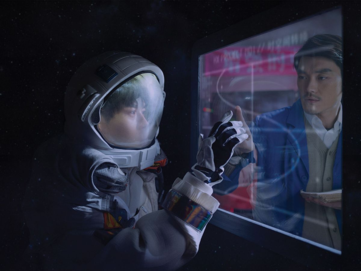 מתוך סרטה הרטרו-פוטוריסטי של קאו פיי נובה (2019), החוקר חוויה לא ליניארית של זמן

באדיבות Cao Fei ו- Vitamin Creative Space


