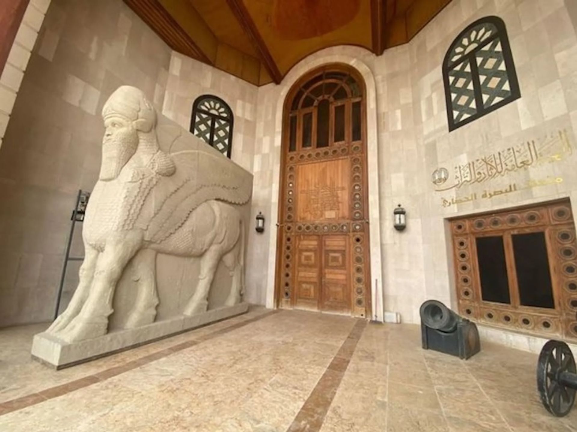 העתק של למאסו האשורי מהמוזיאון העיראקי בבגדד עומד כעת בכניסה למוזיאון בצרה

באדיבות מוזיאון בצרה