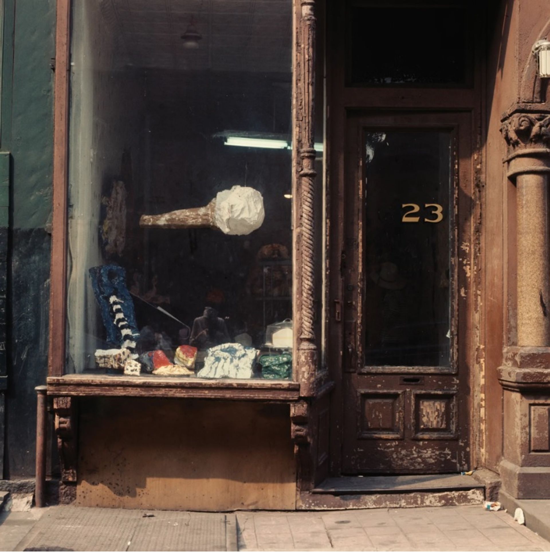 תצלום של The Store of Claes Oldenburg (1967) של סטרטבנט, ב-623 East Ninth Street, ניו יורק

© Estate Sturtevant, פריז
