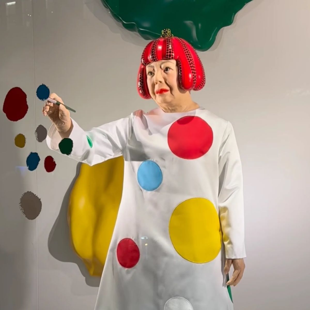 השיבוט של Yayoi Kusama מסובב ראשים בלואי ויטון

באדיבות kidonthetown.com
