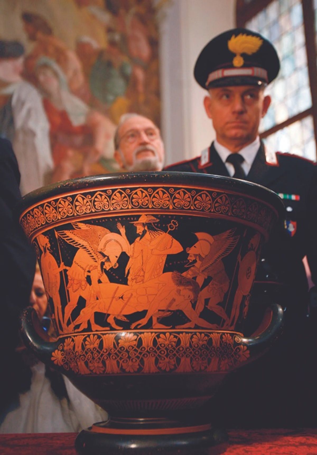 ה-Euphronios Krater האטרוסקי (515BC) הוחזר לאיטליה בשנת 2008 על ידי מוזיאון המטרופוליטן לאמנות; המונסיניור מישל באסו היה בעל עותק לכאורה של האגרטל היווני היקר והשנוי במחלוקת

צילום: דריו פינאטלי/רויטרס