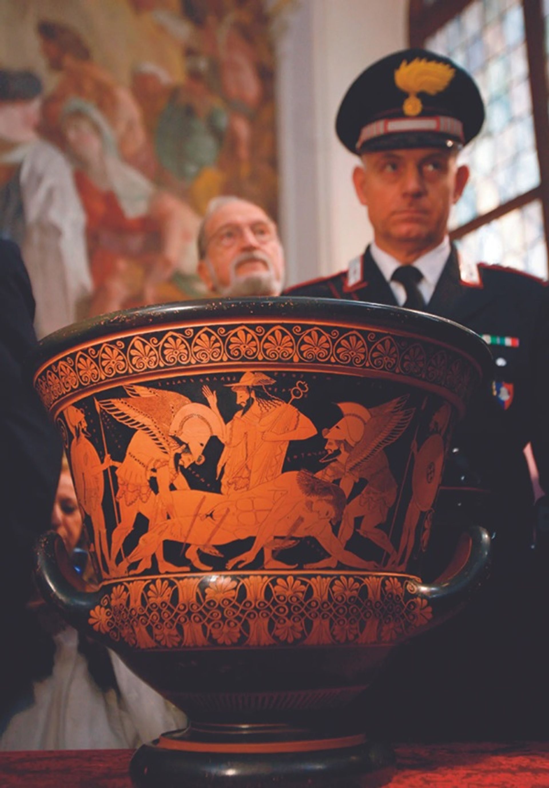 ה-Euphronios Krater האטרוסקי (515BC) הוחזר לאיטליה בשנת 2008 על ידי מוזיאון המטרופוליטן לאמנות; המונסיניור מישל באסו היה בעל עותק לכאורה של האגרטל היווני היקר והשנוי במחלוקת

צילום: דריו פינאטלי/רויטרס