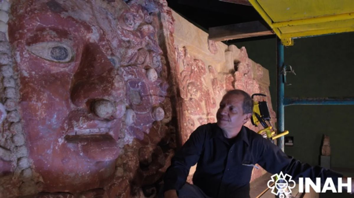 איש השימור, סרג'יו גונזלס גרסיה עם התבליט במוזיאון הלאומי לאנתרופולוגיה

מליטון טאפיה; באדיבות: Instituto Nacional de Antropología e Historia