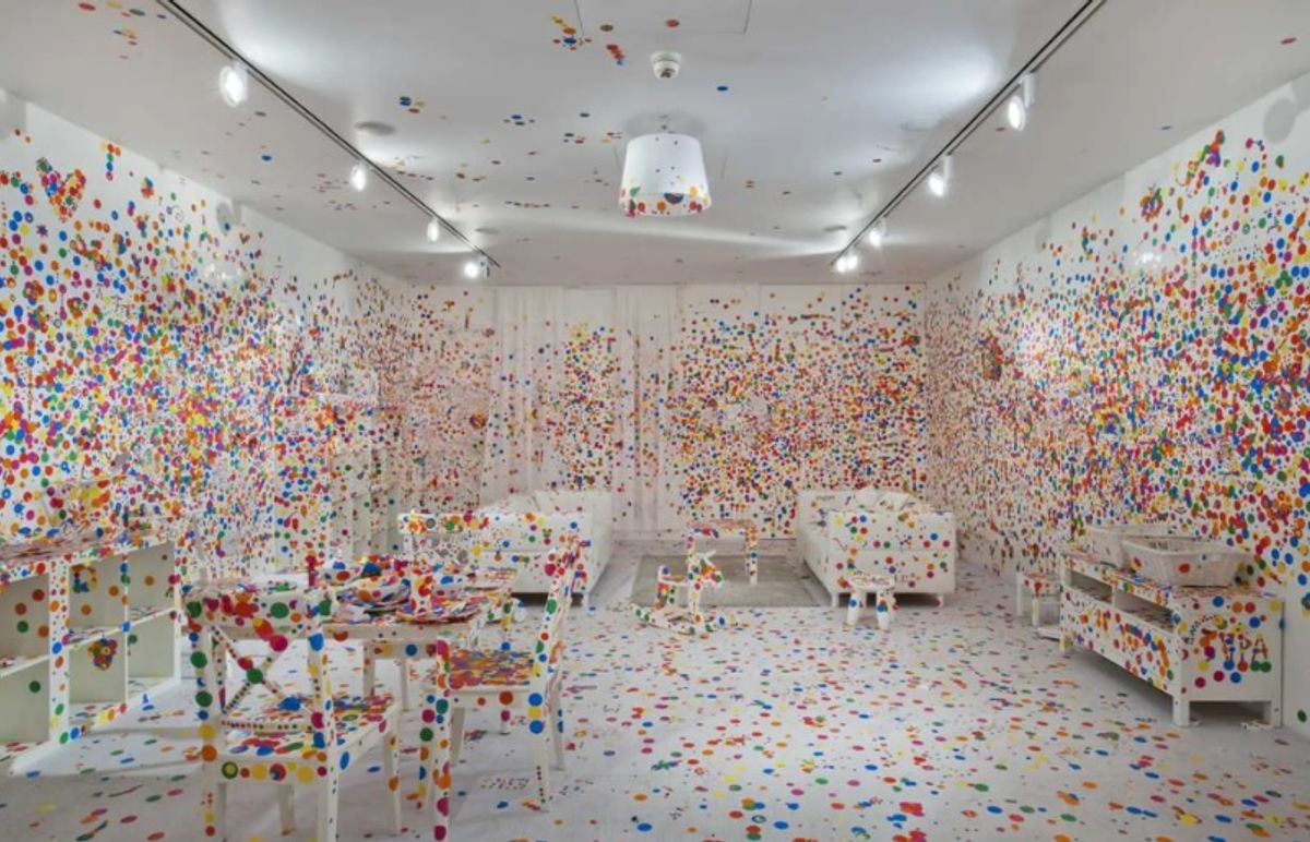 The Obliteration Room 2002של יאווי קוסאמה - בטייט מודרן, 2012.

צילום: © Tate photography, לוסי דוקינס