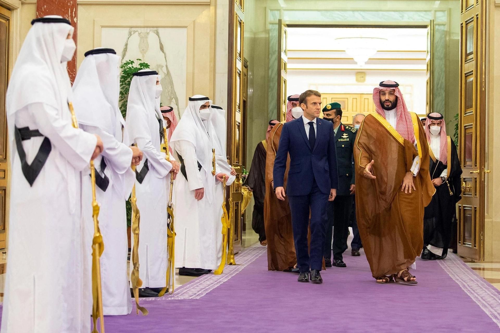 נשיא צרפת עמנואל מקרון ויורש העצר הסעודי מוחמד בן סלמאן אל סעוד בארמון המלכותי בג'דה ב-4 בדצמבר

צילום: Abaca Press/Alamy


