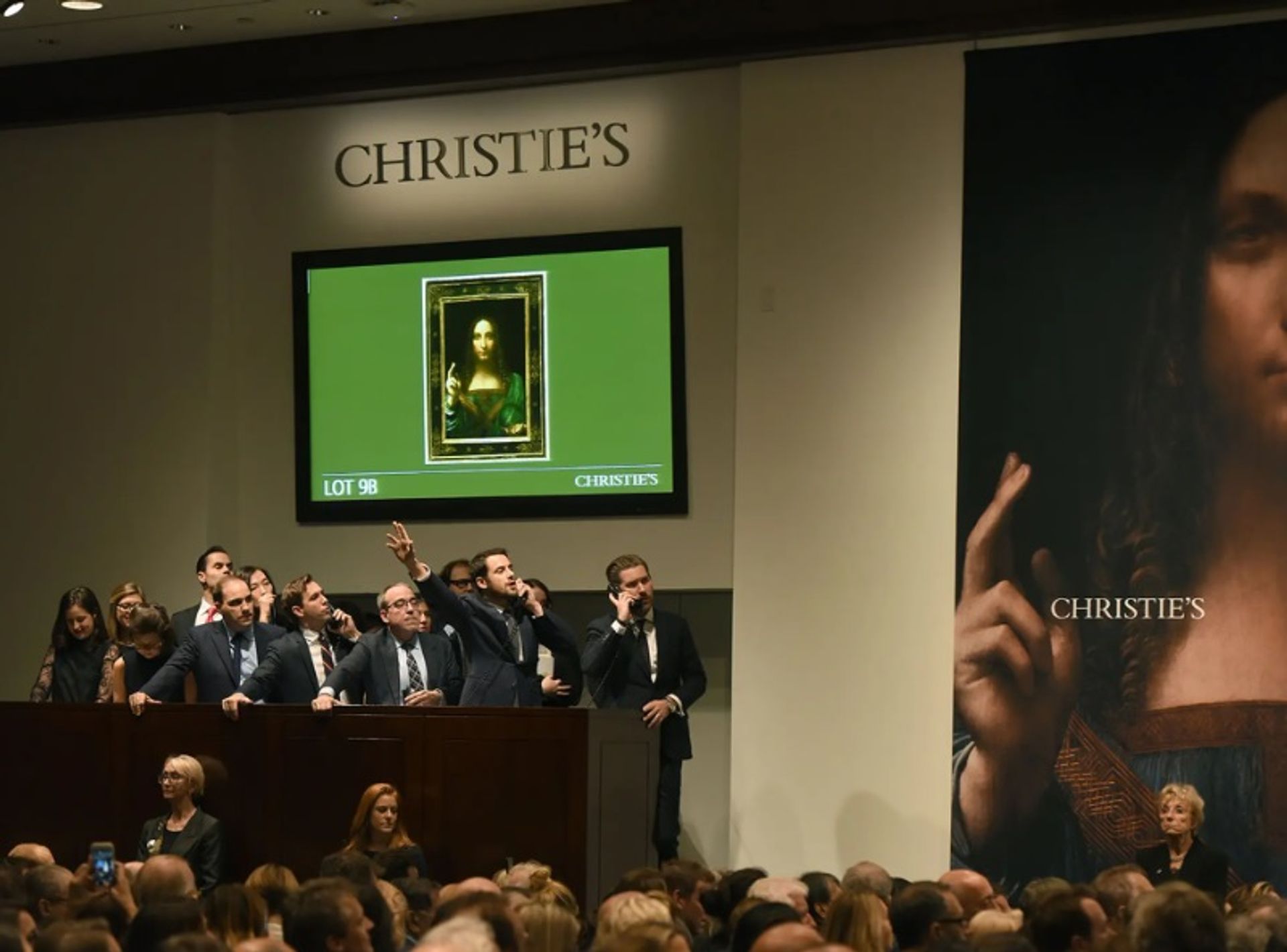 המכירה בת 18 דקות של Salvator Mundi ב-450.3 מיליון דולר בעיצומה ב"כריסטי'ס", ניו יורק, ב-15 בנובמבר 2017

Timothy A. Clary/AFP דרך Getty Images