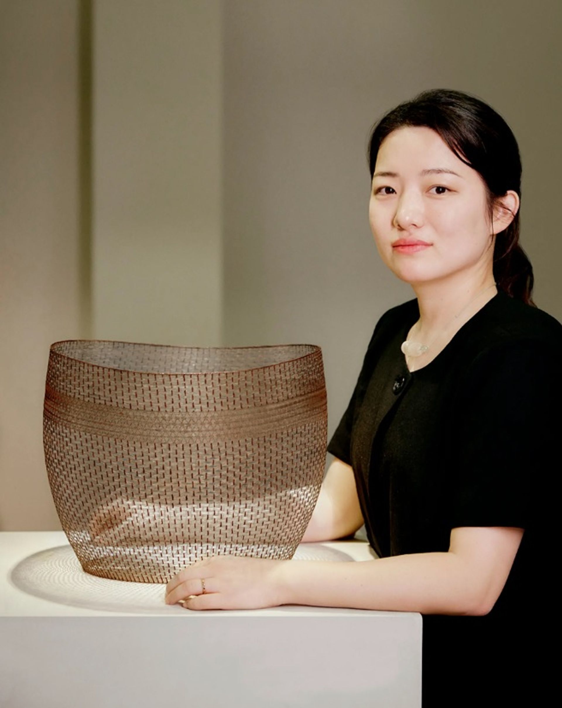 האורגת הקוריאנית דאהי ג'ונג עם עבודתה עטורת הפרסים "זמן של כנות" (2021)
