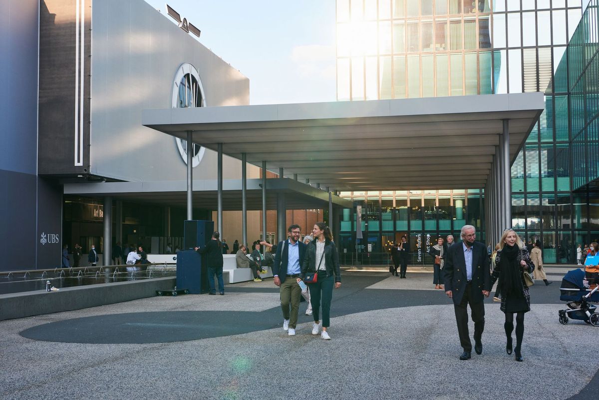 מבקרים ב- Messeplatz בבאזל, שוויץ. 

© ארט באזל