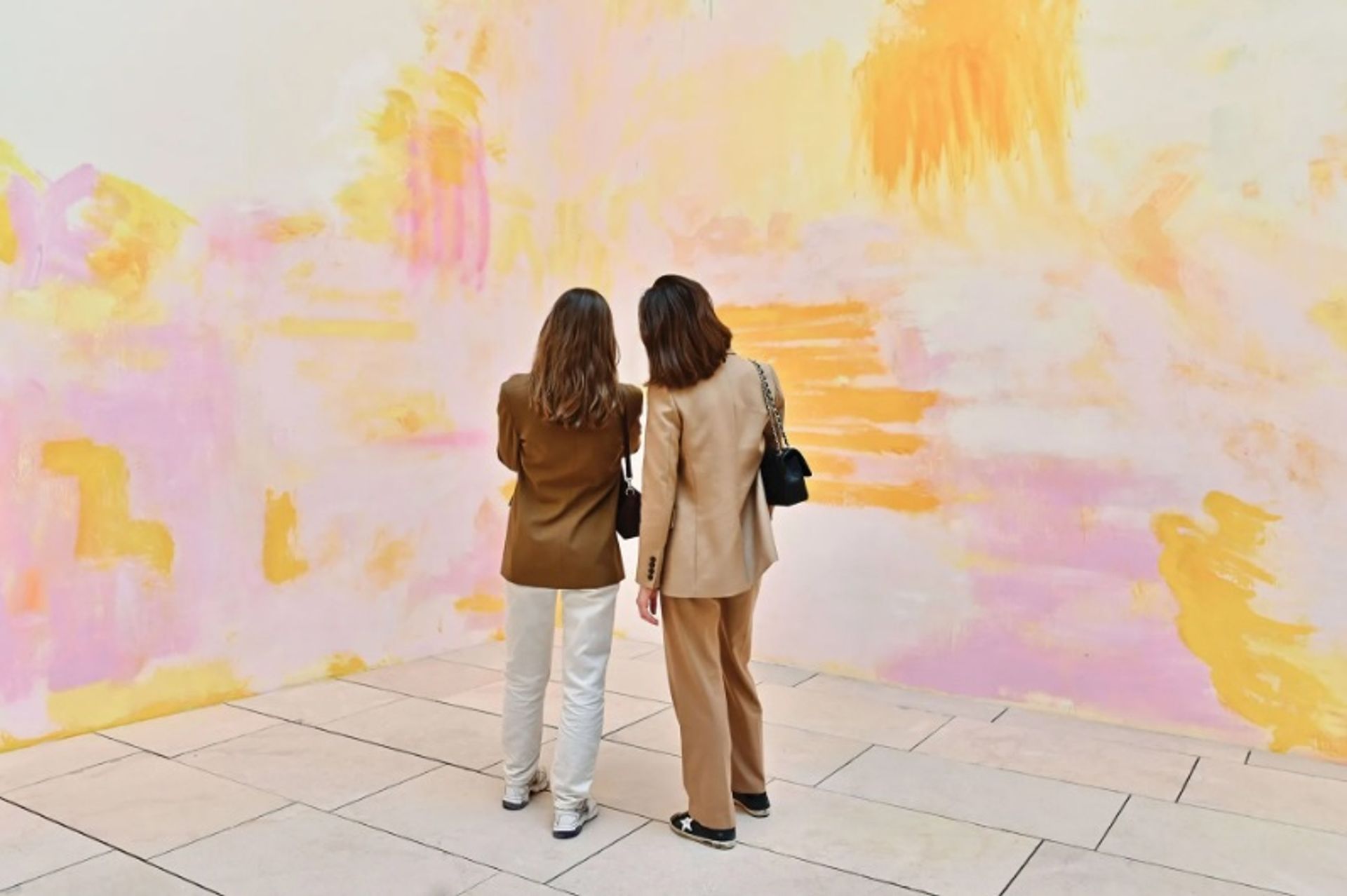 With Sun (2022) של מייגן רוני, ממוקמם בחדר הפתיחה של התערוכה, נצבע בשכבות שנשחקו תחת מלטשת חשמלית 

© מייגן רוני. תמונה © Fondation Louis Vuitton/Jean Picon/SAYWHO