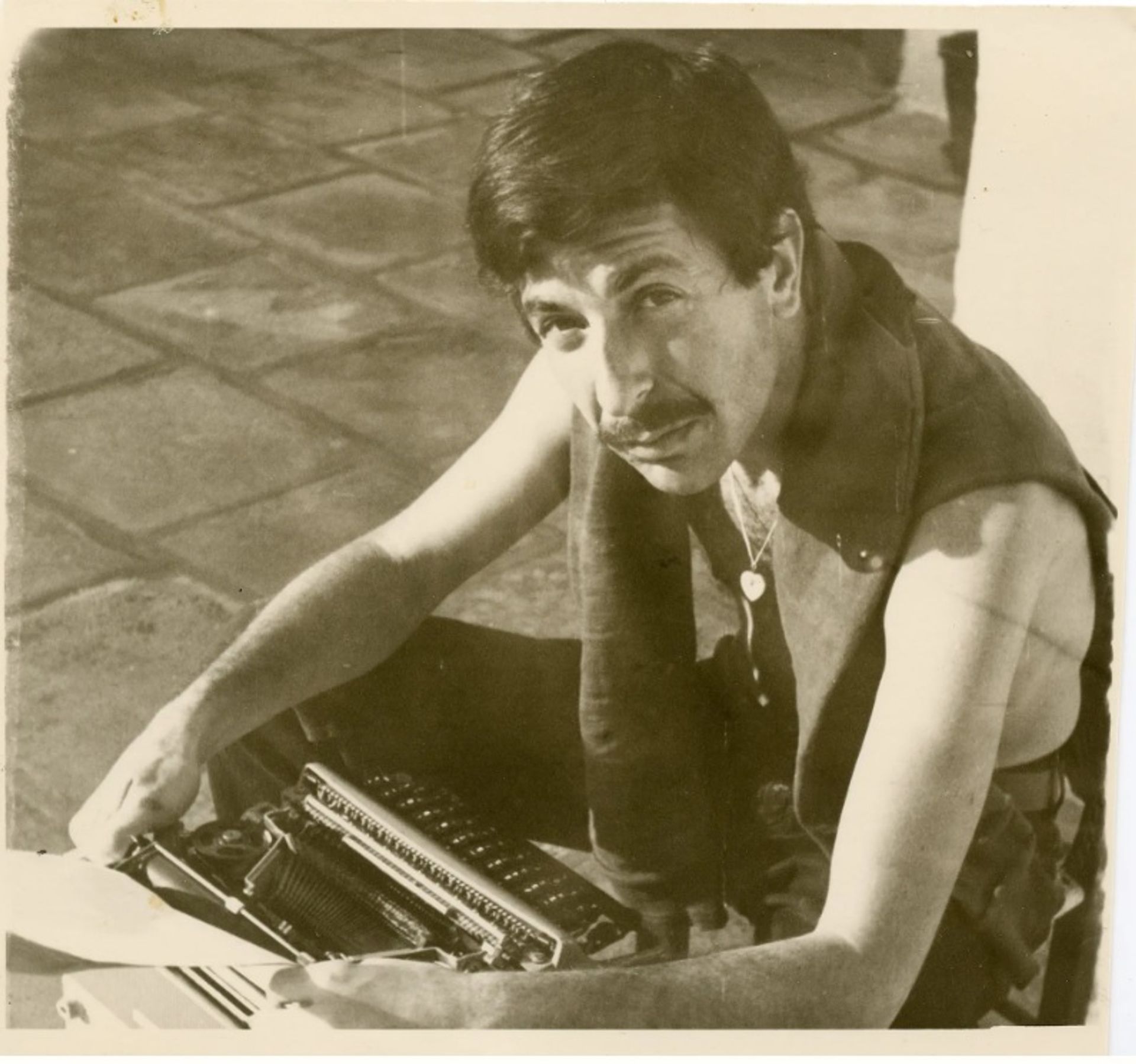 כהן על ההידרה [מכונת כתיבה], שנות ה-60. צלם לא ידוע

© לאונרד כהן עזבון משפחתי