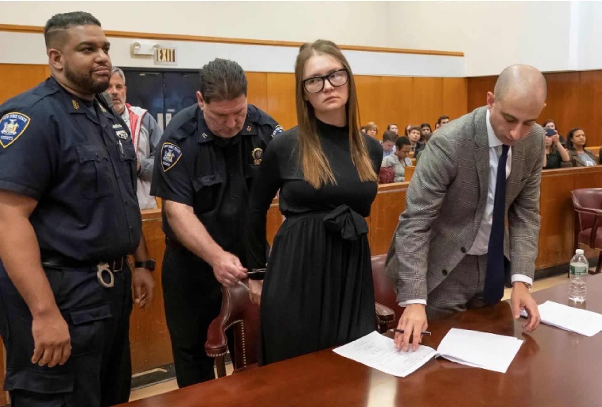 אנה סורוקין במהלך גזר הדין שלה שניתן בבית המשפט במנהטן ב-9 במאי 2019

צילום: סטיבן הירש/פול דרך רויטרס