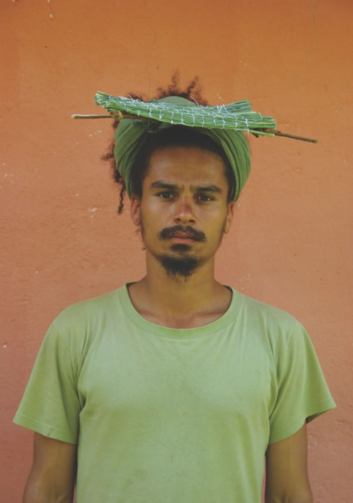 Paulo Nazareth, Sem título (ללא כותרת)2010, מתוך: Objeto para tampar o Sol de seus olhos

באדיבות האמן
