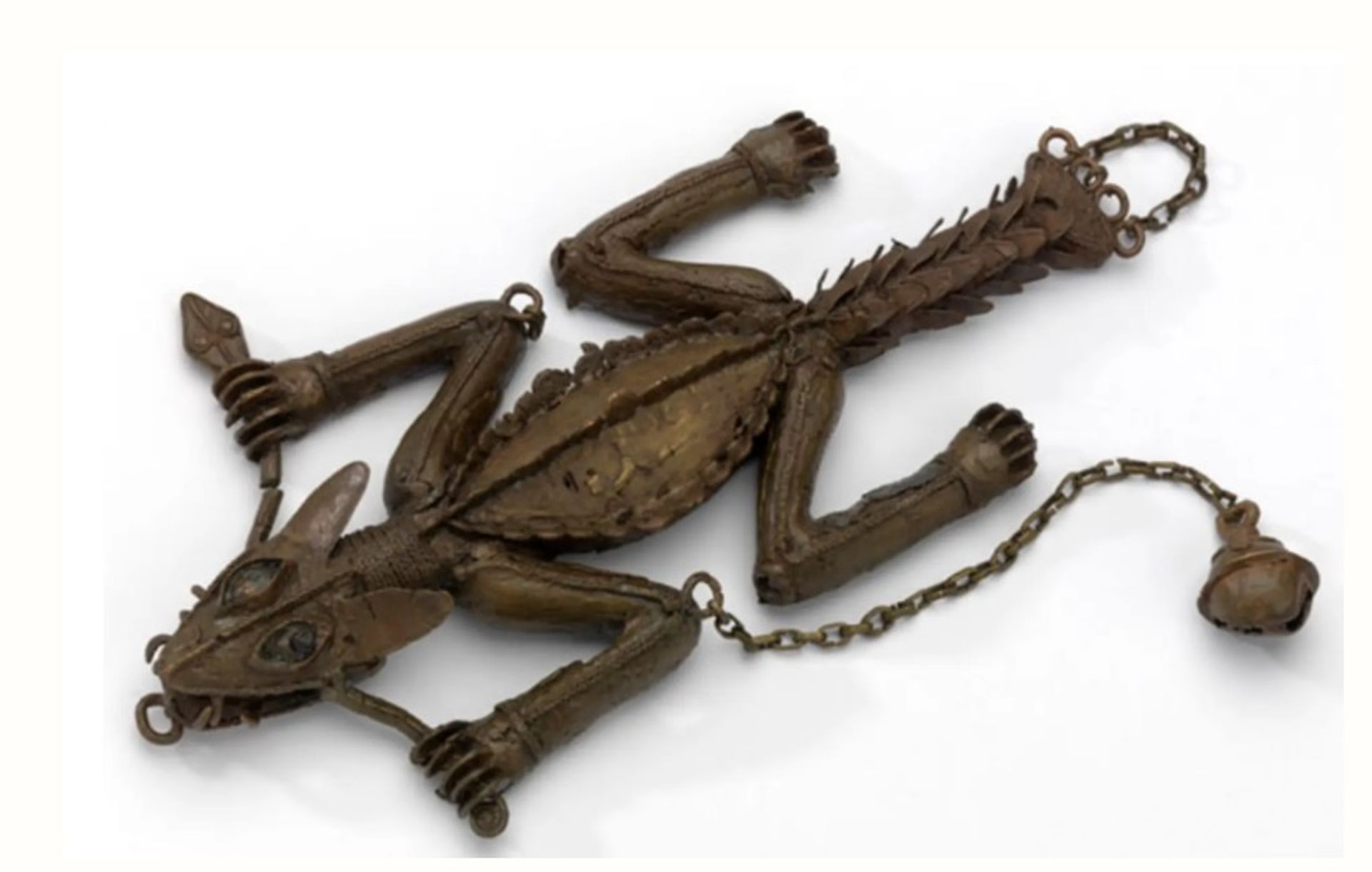 קישוט גב מברונזה של תנין או לטאה, מניגריה, כנראה מבנין. נמצא כעת במוזיאון לאמנות קלווינגרוב בגלזגו