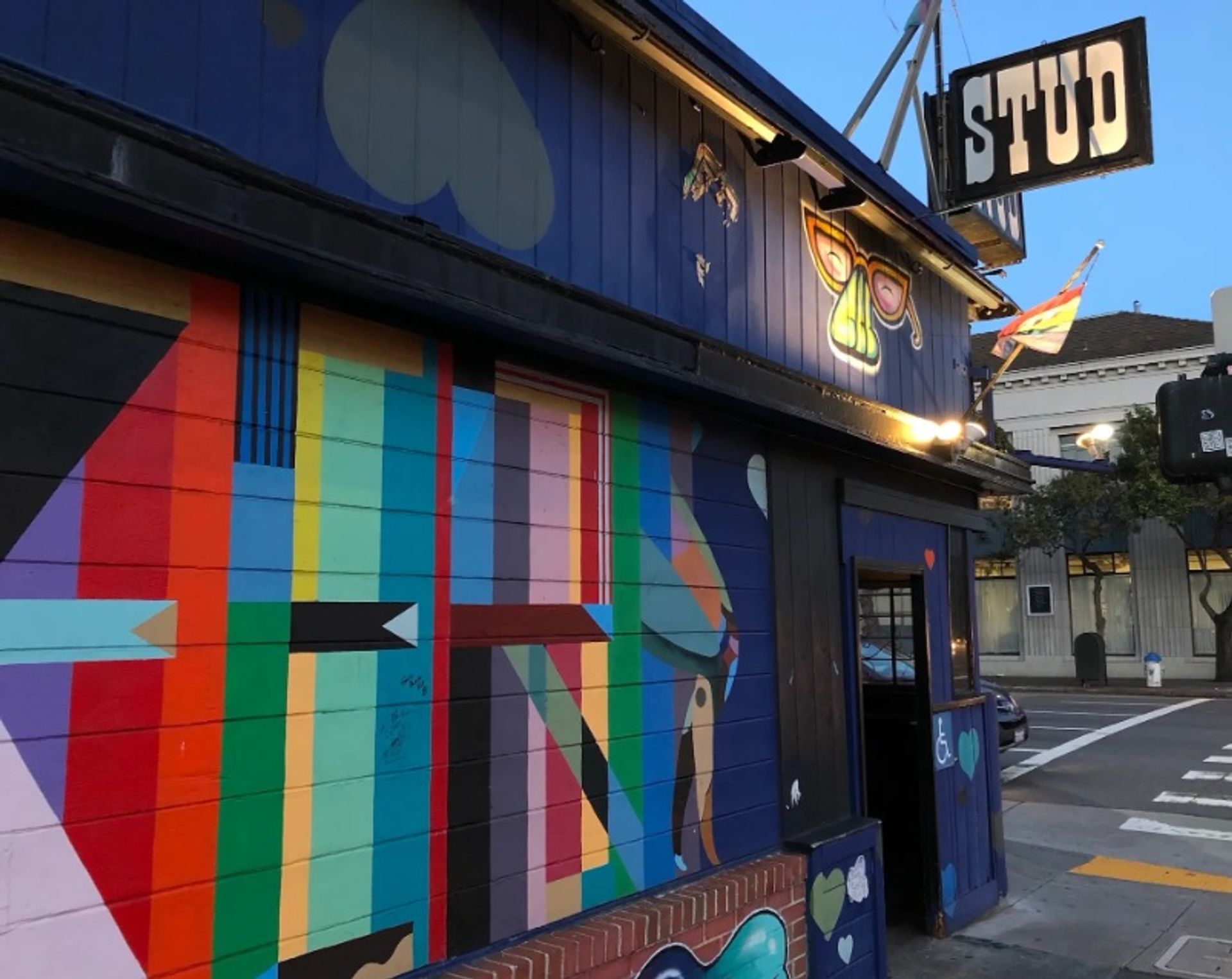 מבט חלקי על ציורי קיר בחלקו החיצוני של בר ה-Stud, בסן פרנסיסקו

תמונה מאת Dreamyshade, באמצעות ויקימדיה קומונס