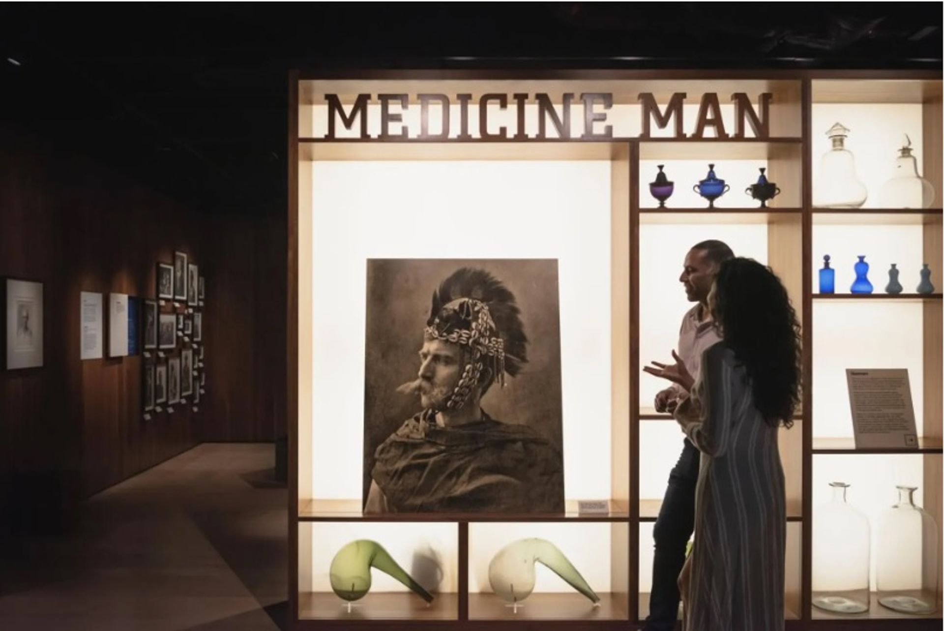 תצוגת Medicine Man ב-Wellcome Collection בלונדון נסגרה לקהל ב-27 בנובמבר 2022

© אוסף וולקאם