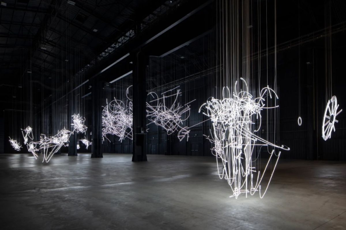 תצוגה של עבודות הניאון של Cerith Wyn Evans ב-Pirelli Hangar Bicocca, מילאנו, בשנים 2019-20

צילום: אגוסטינה אוסיו