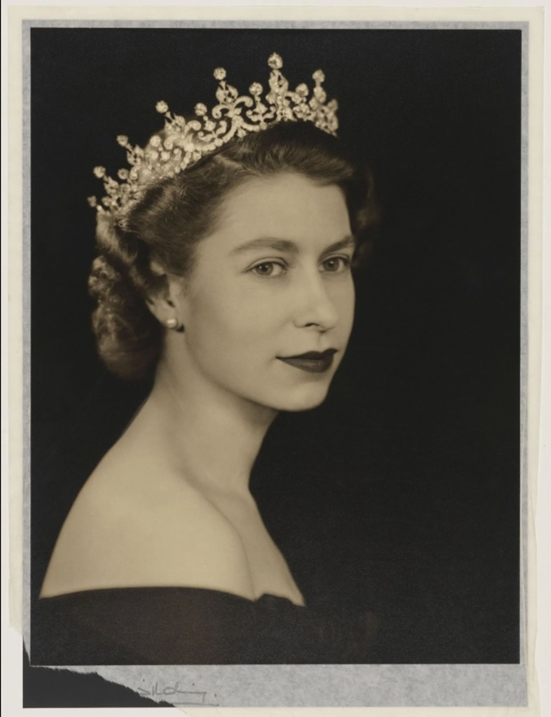המלכה אליזבת השנייה מאת דורותי וילדינג, 26 בפברואר 1952

© National Portrait Gallery, לונדון