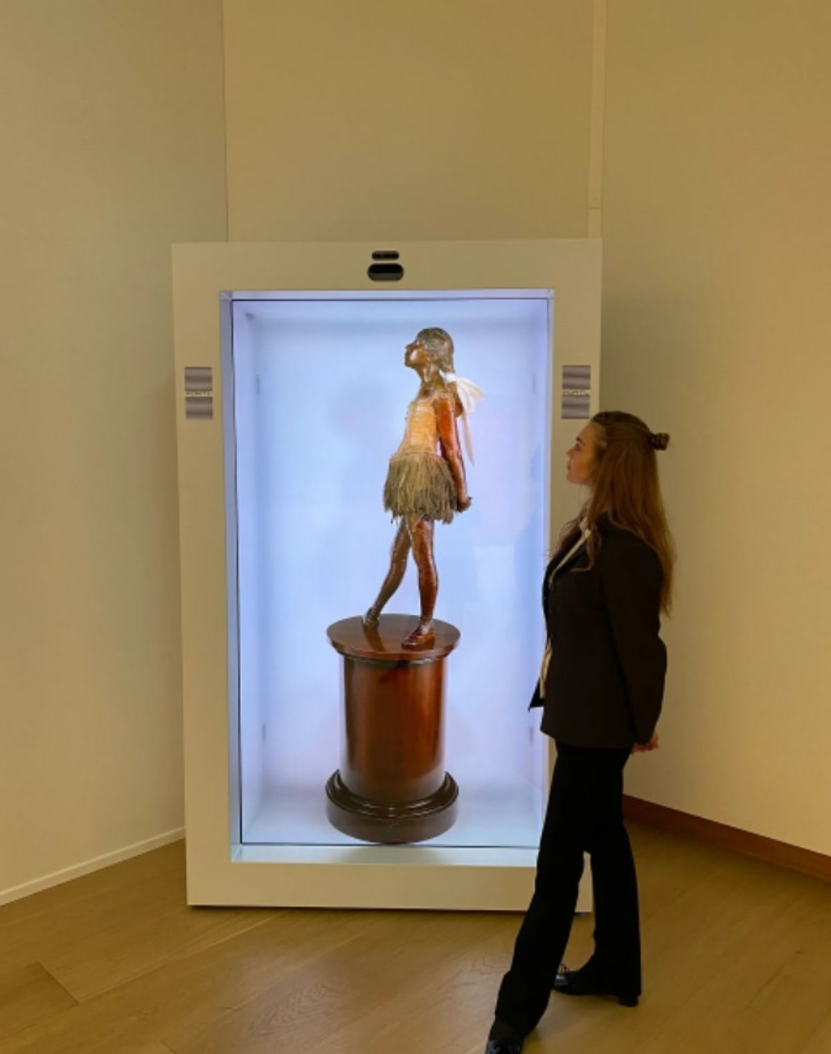 Petite danseuse de quatorze ans של אדגר דגה כפי שנראה דרך מכשיר פרוטו.

באדיבות כריסטי'ס