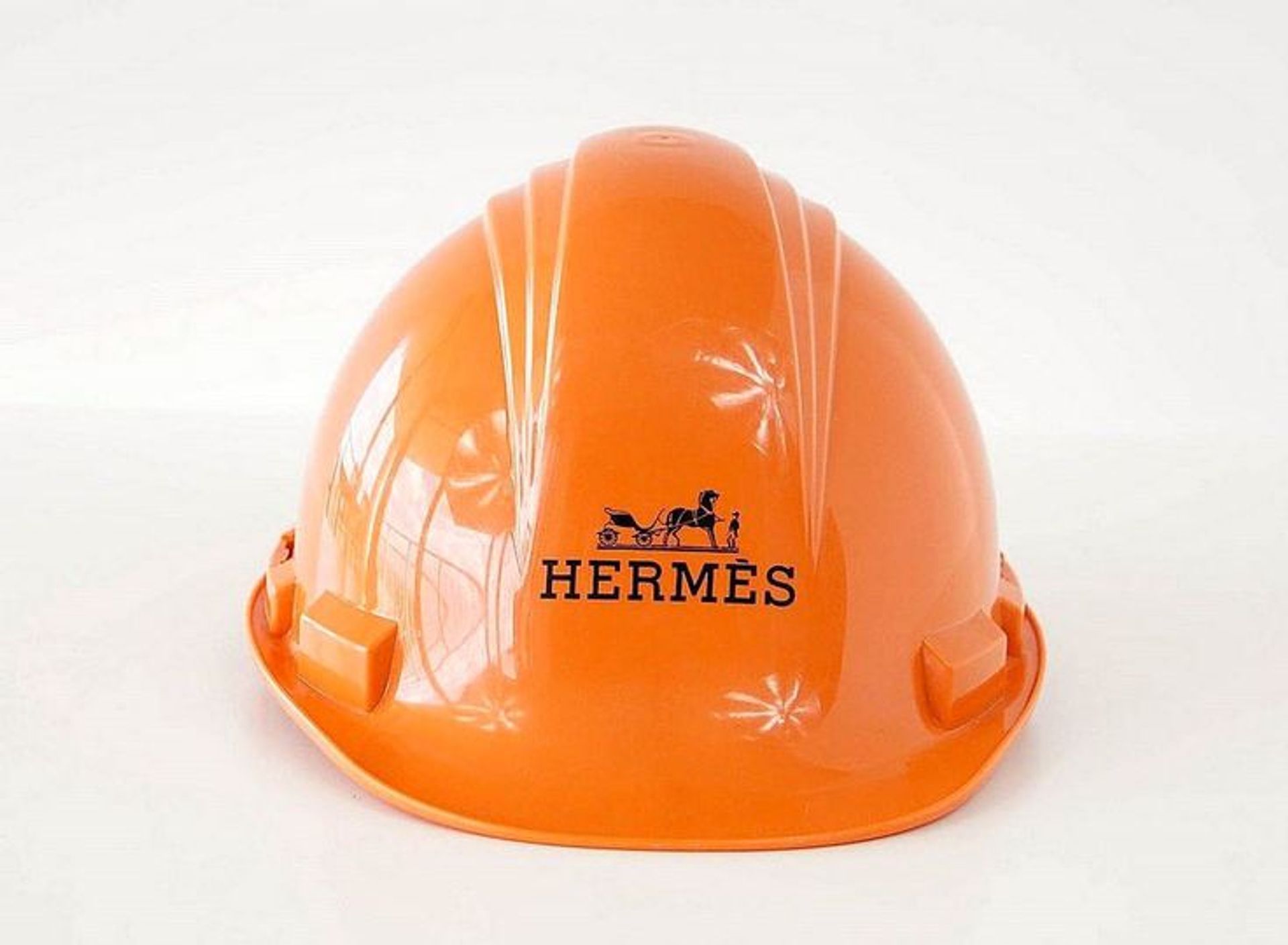 כובעי בנייה של הרמס נמכרים בכריסטיס בין 4,000 ל-8,000 דולר