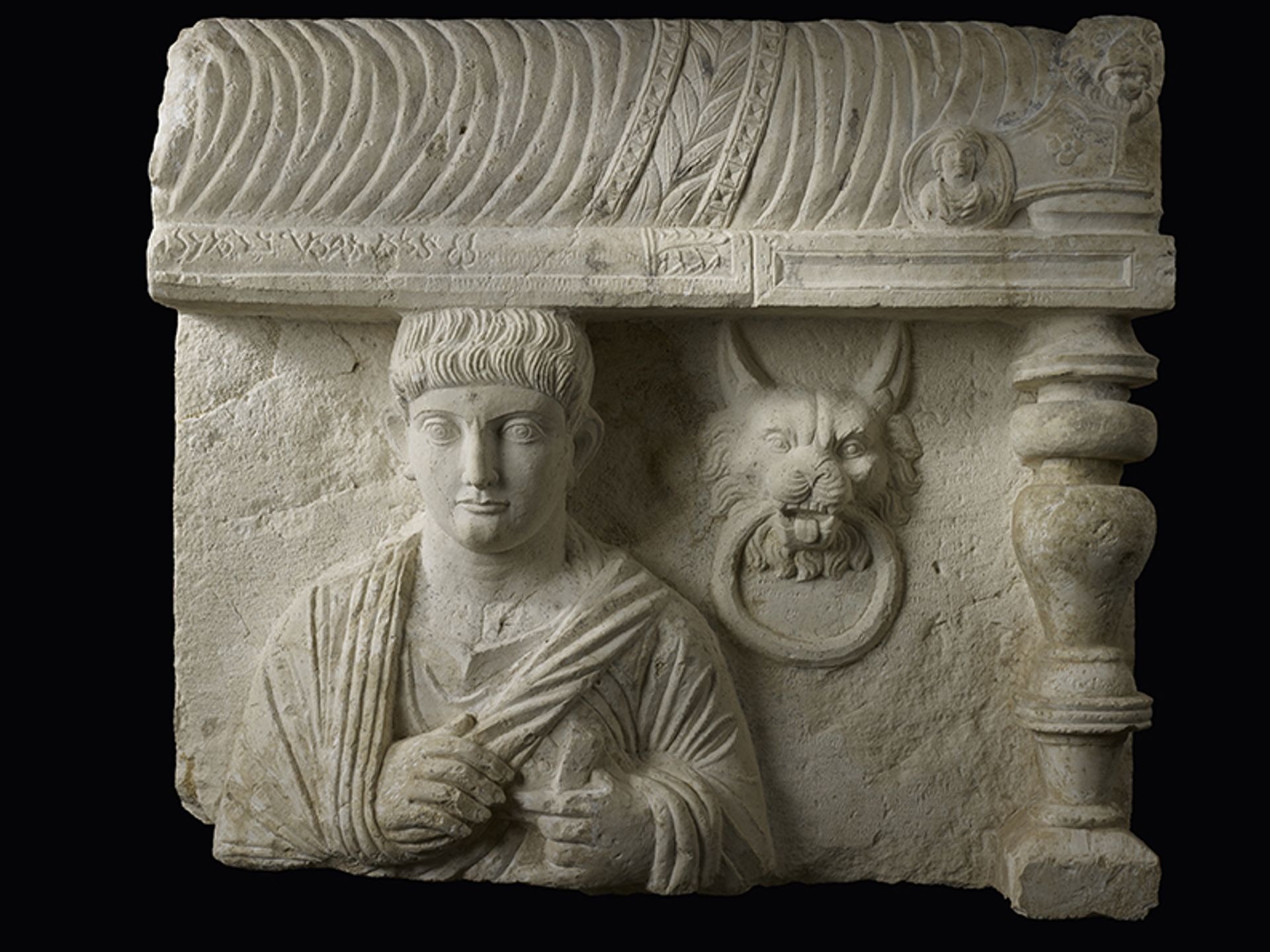 תבליט קבורה עם כתובת המייצגת דיוקן גבר. סוריה, פלמירה (המחצית הראשונה של המאה השנייה לספירה). 

© MAH, צילום: F. Bevilacqua


