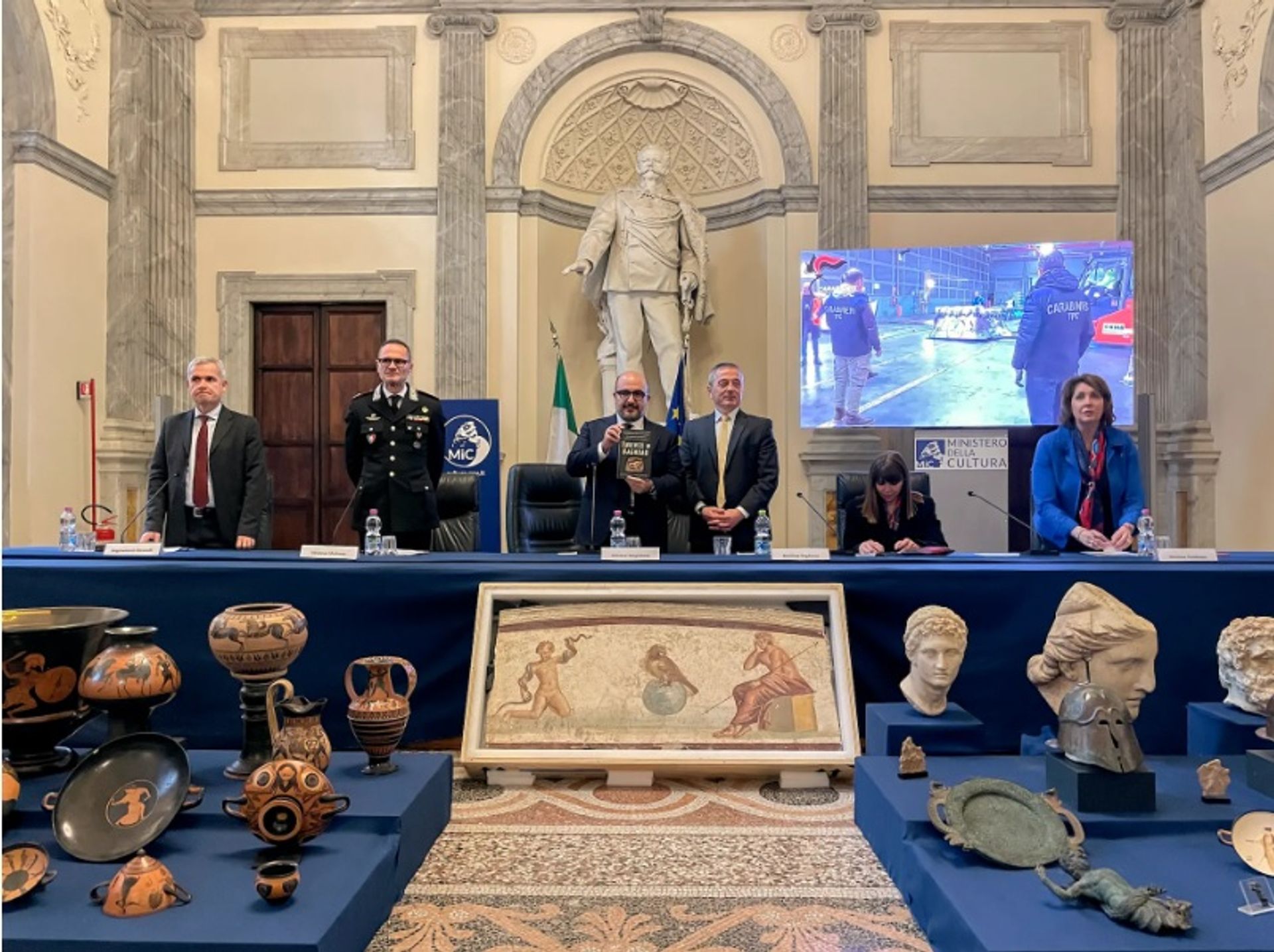 60 החפצים שהוחזרו במהלך הטקס ברומא ב-23 בינואר

באדיבות Carabinieri per la Tutela del Patrimonio Culturale. © עמנואל אנטוניו מינרווה