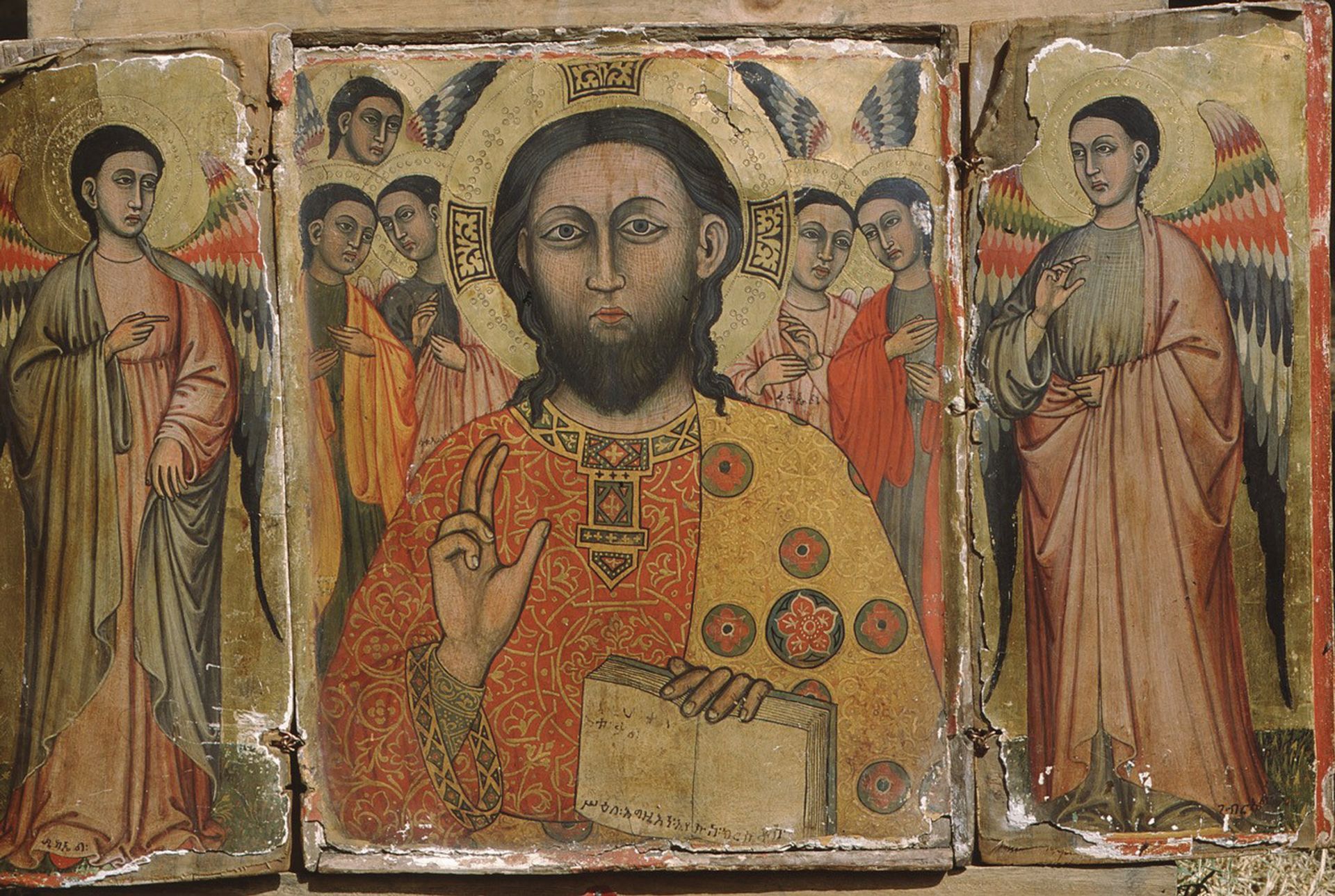 הטריפטיכון בדמות ישוע המשיח נחשב עד כה שנעשה בביזנטיון באמצע המאה ה-14, אך מחקר חדש זיהה מאפיינים התואמים לעבודות שעשו ציירים מסיינה במאה הקודמת

ז'אק מרסייה ואלן מתייה


