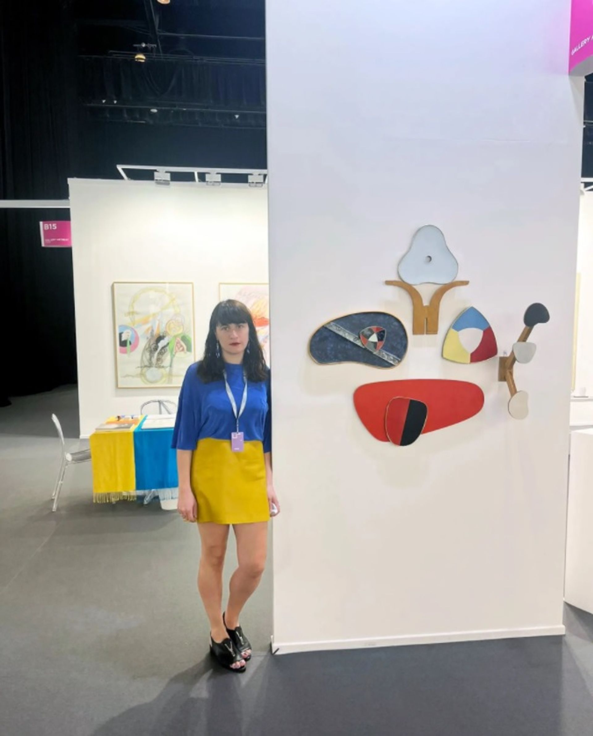 נתיה בוקיה, מייסדת שותפה של Gallery Artbeat, שבסיסה בטביליסי, גאורגיה, כיסתה את שולחן הדוכן שלה בדגל אוקראיני והתלבשה בצבעי הדגל לתצוגה המקדימה של ארט דובאי.

באדיבות Gallery Artbeat
