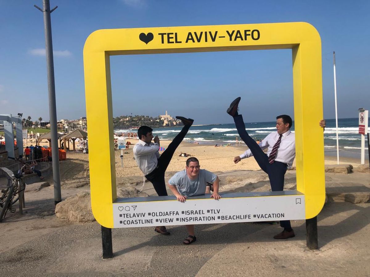 פגישה בין ילדים בעלי צרכים מיוחדים לאקרובטים, אמנים ופוליטיקאים בסדרת תצלומים אישית במיוחד
צילום: שלומי אמסלם