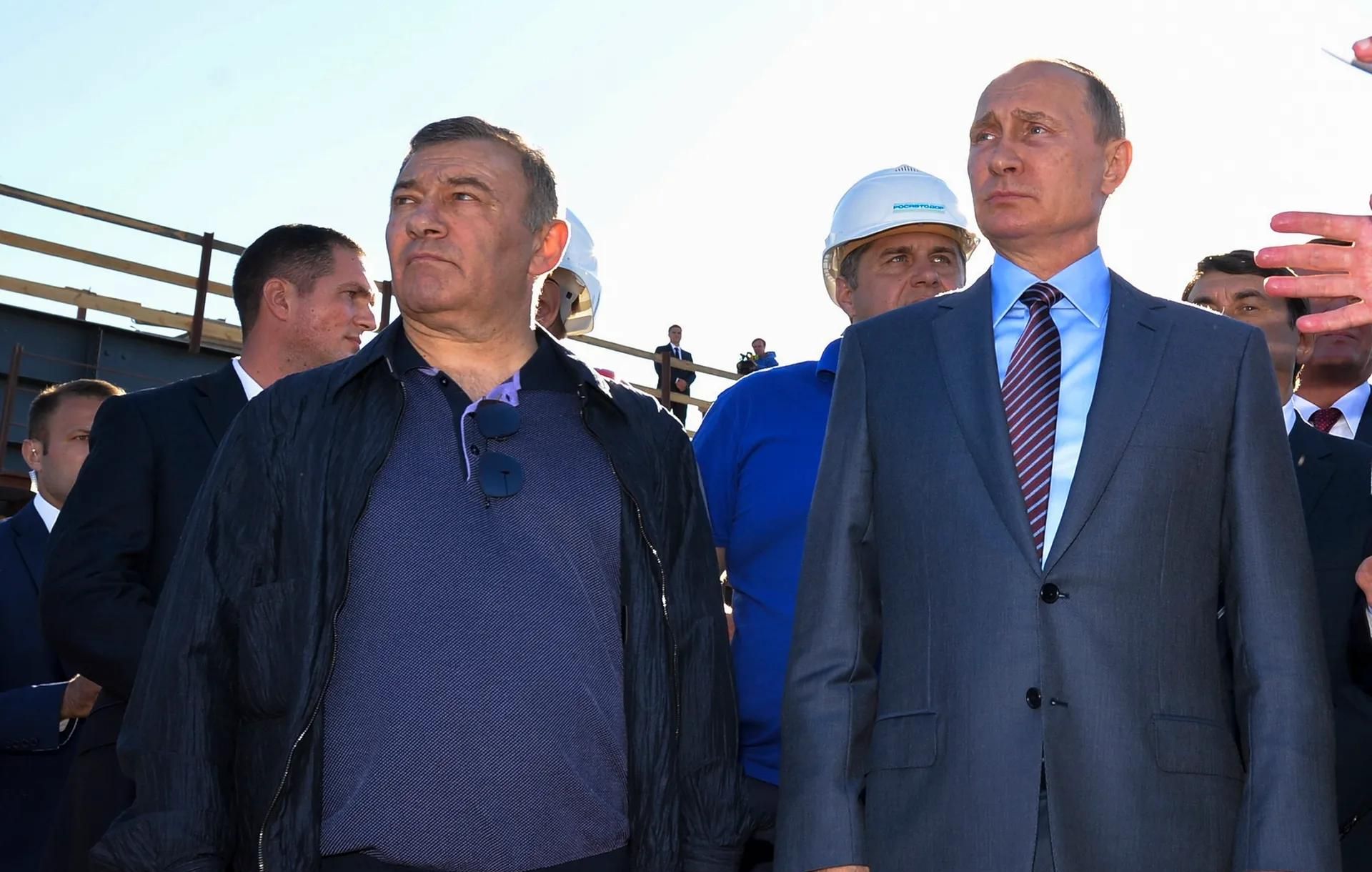 המיליארדר ארקדי רוטנברג (משמאל) ונשיא רוסיה ולדימיר פוטין עומדים בפני סנקציות בעקבות הפלישה לאוקראינה

© אלכסיי דרוז'ינין/ספוטניק, הקרמלין, צילום מאגר קבצים דרך AP