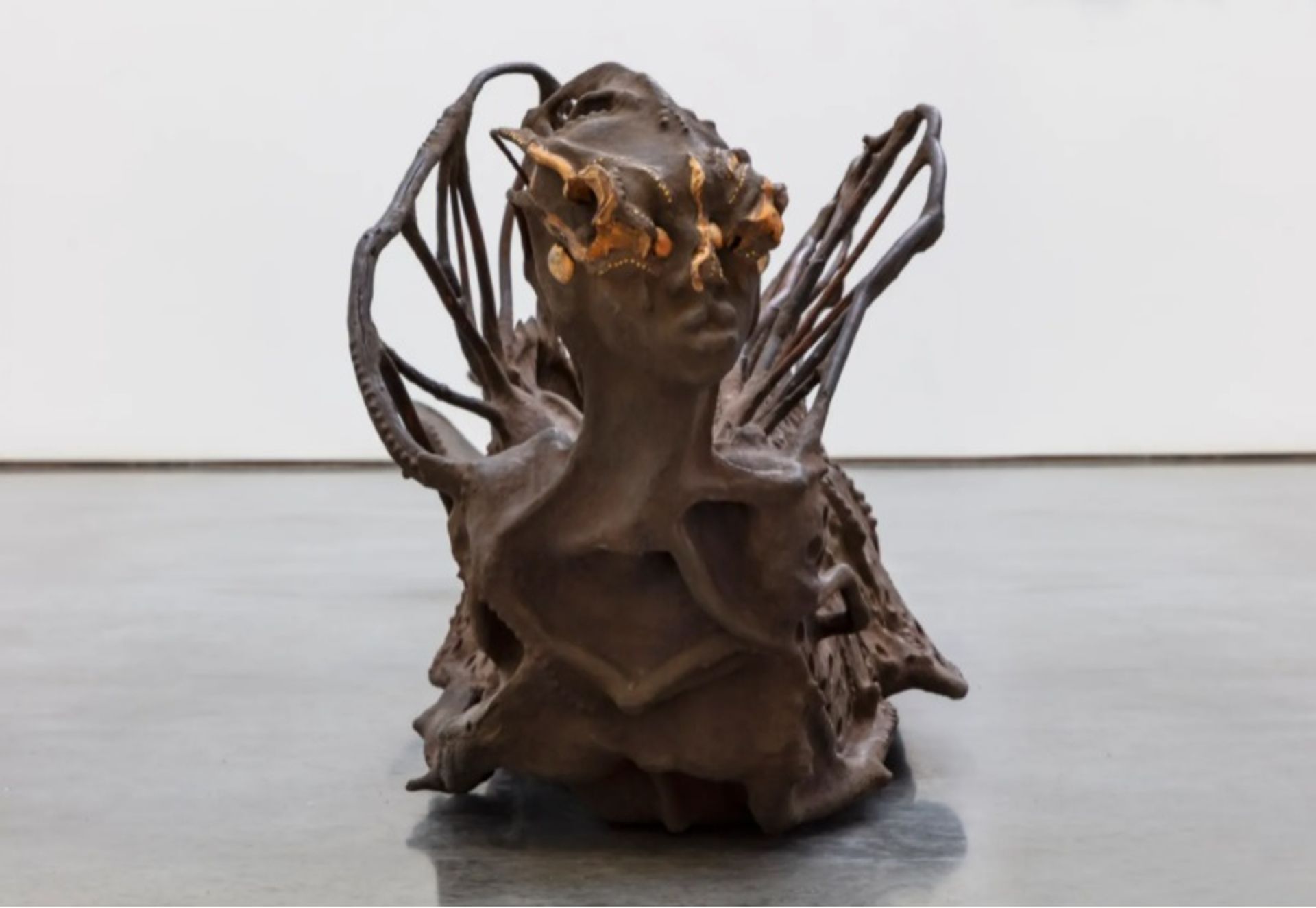 The Glider של Wangechi Mutu (2021) היא אחת מכמה יצירות שטרם נראו הכלולים בתערוכה שלה במרכז האמנות Storm King.