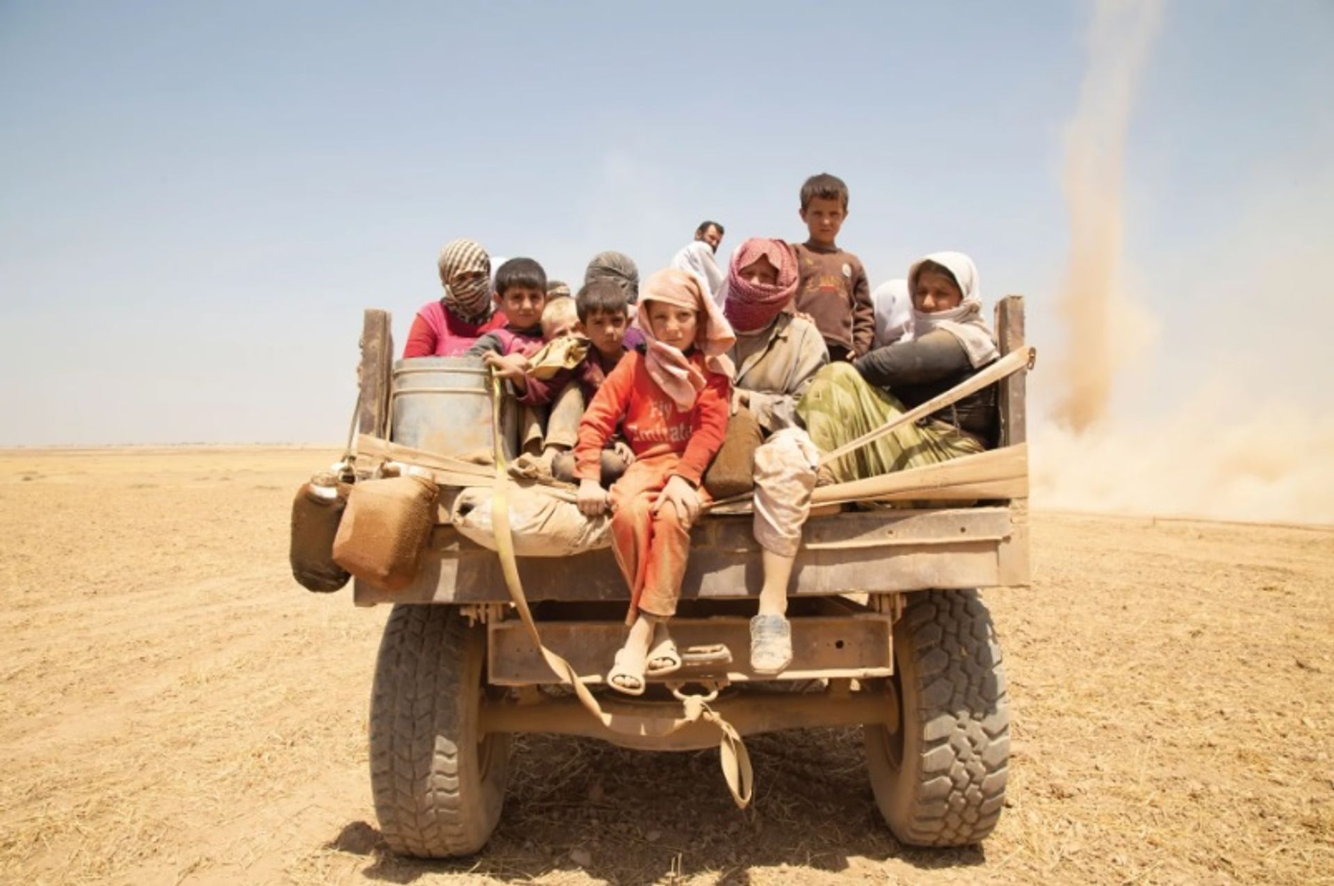 יזידים נמלטים על משאית, סינג'אר, עיראק, 2014.

צילום: זמננקו איסמאל. באדיבות Nobody's Listening

© Yazidi Cultural Archives