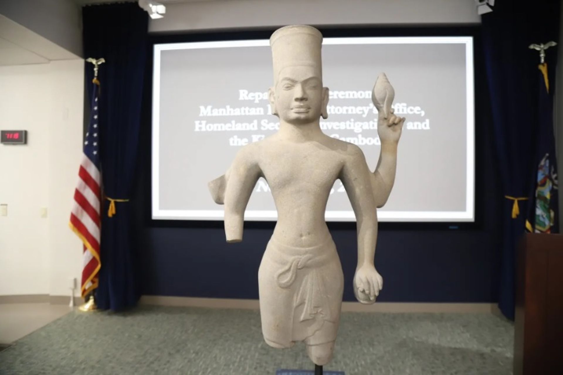 הפסל-Standing Sandstone Vishnu מוצג במהלך טקס החזרה שנערך ב-2 בנובמבר בשגרירות קמבודיה, בוושינגטון הבירה

התמונה באדיבות השגרירות המלכותית של קמבודיה בארצות הברית, דרך הפייסבוק