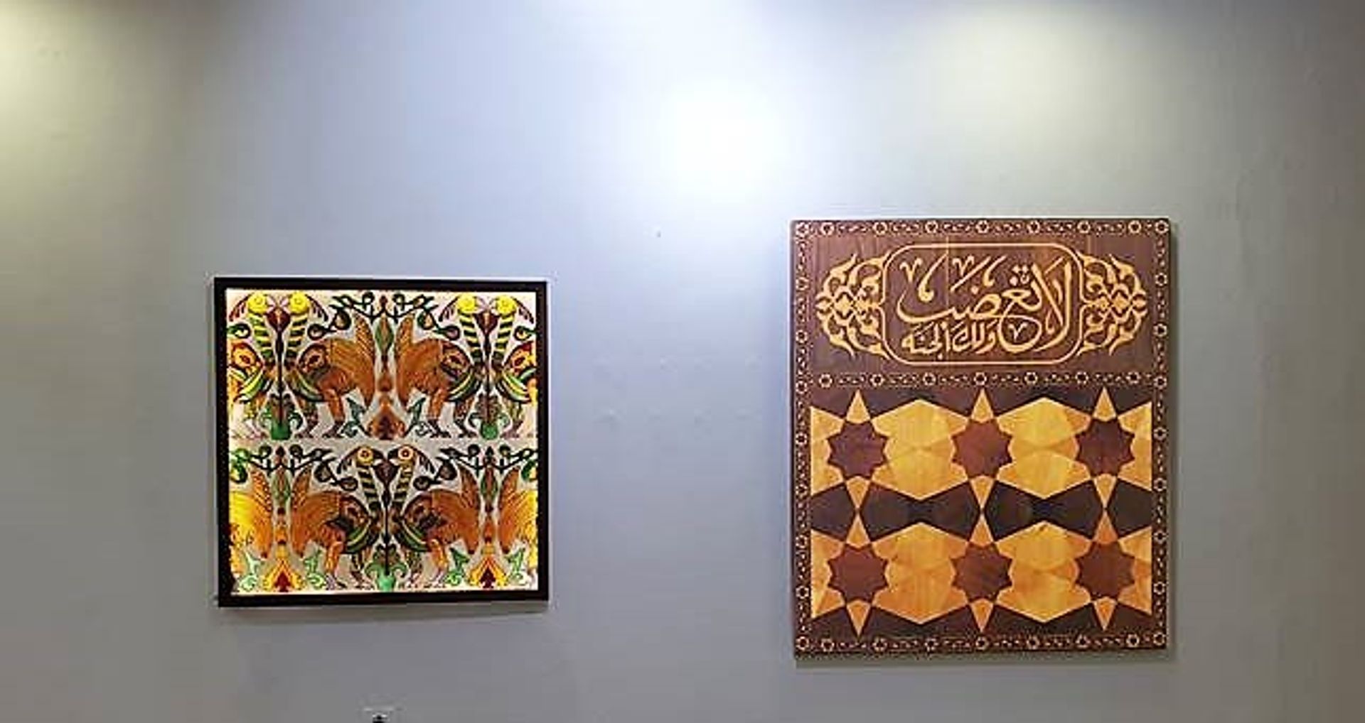 התערוכה מבקשת לבחון את מוטיב הקליגרפיה והערבּסקה, הלקוח מהתרבות המוסלמית תוך יציקת תכנים עכשוויים וביוגרפיים

קרדיט: אביטל בר-שי