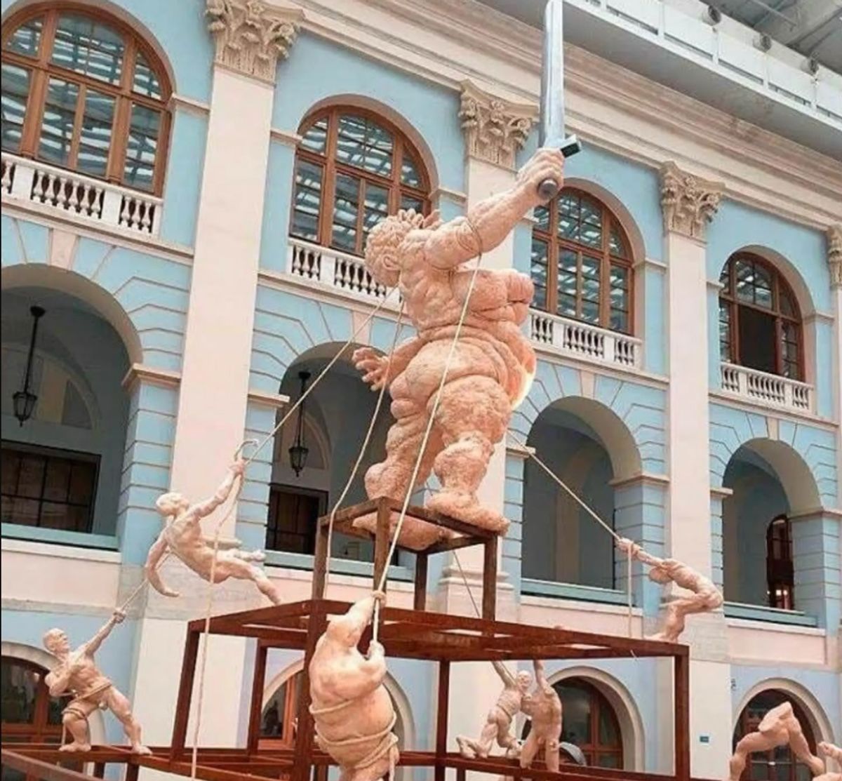 Big Mother (2015) של אולג קוליק, הוצג ב-Art Moscow בתחילת החודש
