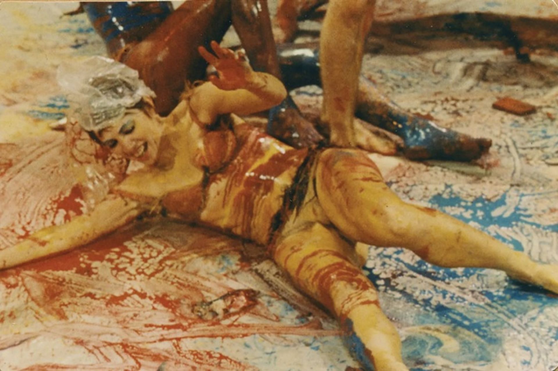 הגוף כקנבס: Meat Joy (1964)של שנימן כללה אמנים מחליקים, מגלגלים ומתפתלים בנייר, צבע ובשר נא

תמונה © עזבון של רוברט מקלרוי/מורשה על ידי VAGA/ARS