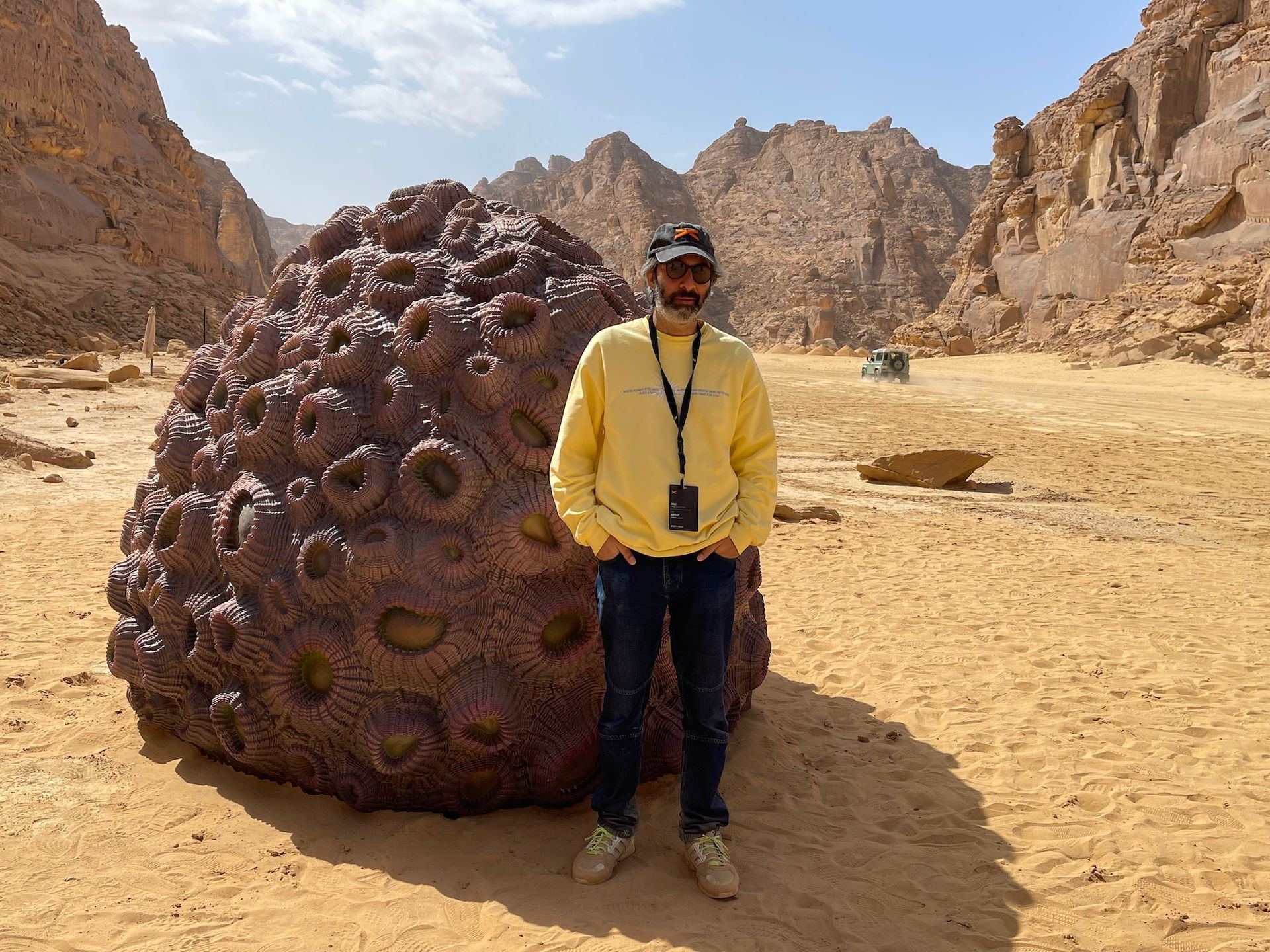 שזאד דאוד מול עבודתו, Coral Alchemy(2022), ב-Desert X AlUla

גארת' האריס