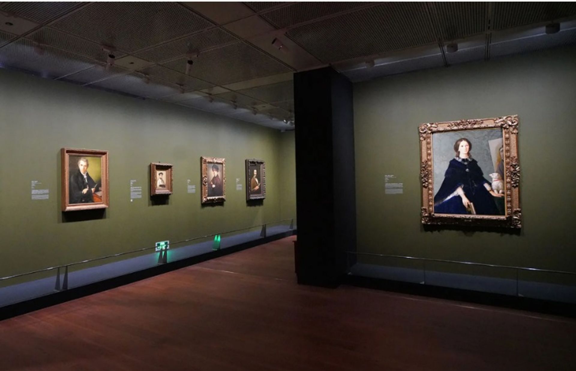 האופיצי השאיל דיוקנאות עצמיים של 48 אמנים, כולל יצירות של רפאל, ברניני, ולסקז, רמברנדט ורובנס, למוזיאון האמנות בונד וואן, בשנגחאי

גלריות אופיצי