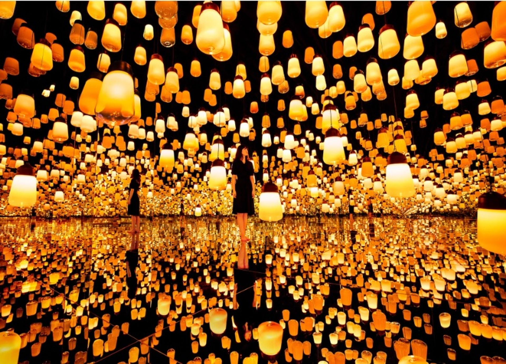  teamLab:  'Forest of Resonating Lamps – Fire'

© teamLab