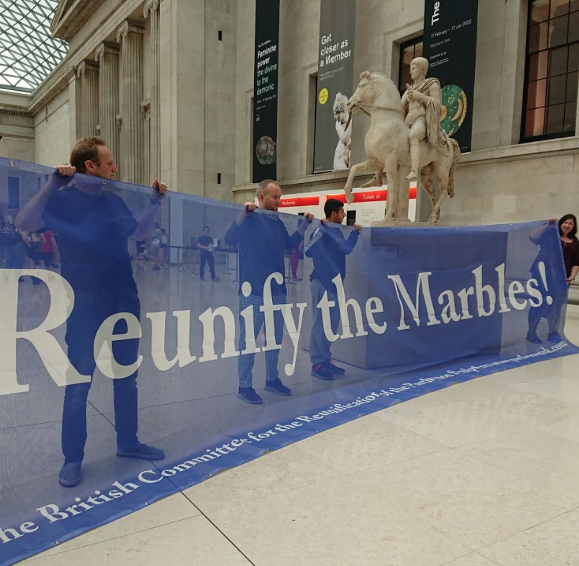 המחאה במוזיאון הבריטי בלונדון אורגנה על ידי קבוצת ההסברה, הוועדה הבריטית לאיחוד מחדש של פסלי הפרתנון (BCRPM).

באדיבות BCRPM