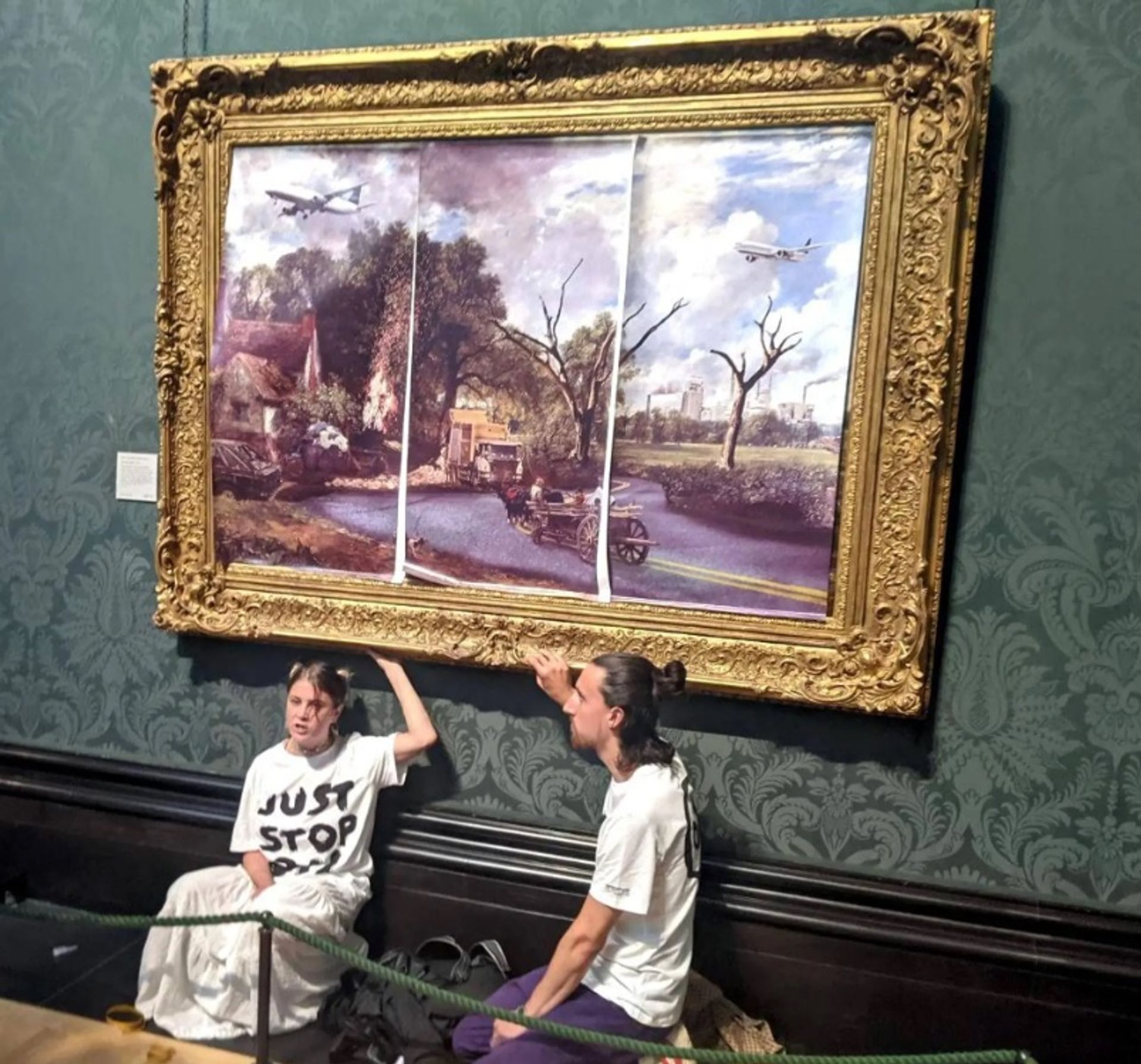 האנה האנט ואיבן לזרוס, שני פעילים צעירים מברייטון, הדביקו את עצמם לציור של קונסטבל כחלק מהמחאה למען איכות הסביבה, Just Stop Oil